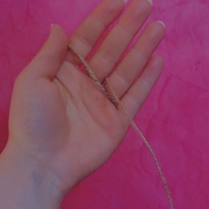 Meryam hind Measure the circumference ring size 2